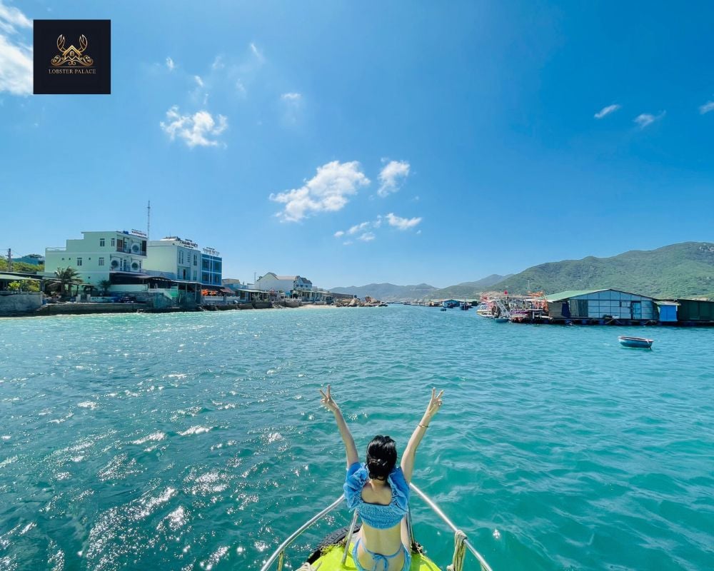 Làn nước trong xanh tại tour Bình Hưng 3 ngày 2 đêm