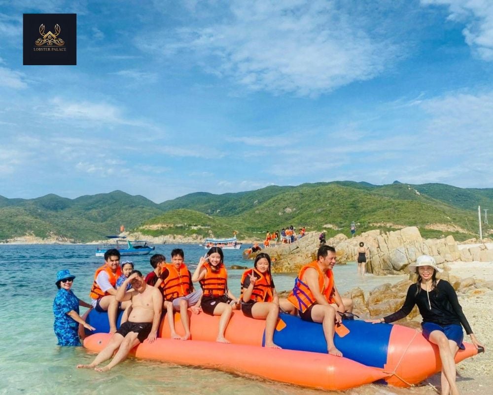 Tham gia hoạt động vui chơi dưới nước